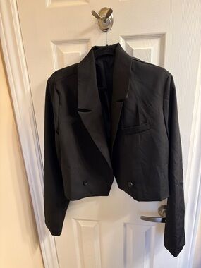 PrettyLittleThing Black Cropped Tailored Blazer